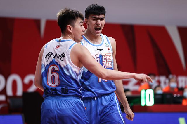 爱游戏APP-新疆队险胜山西队，浓眉哥统治全场