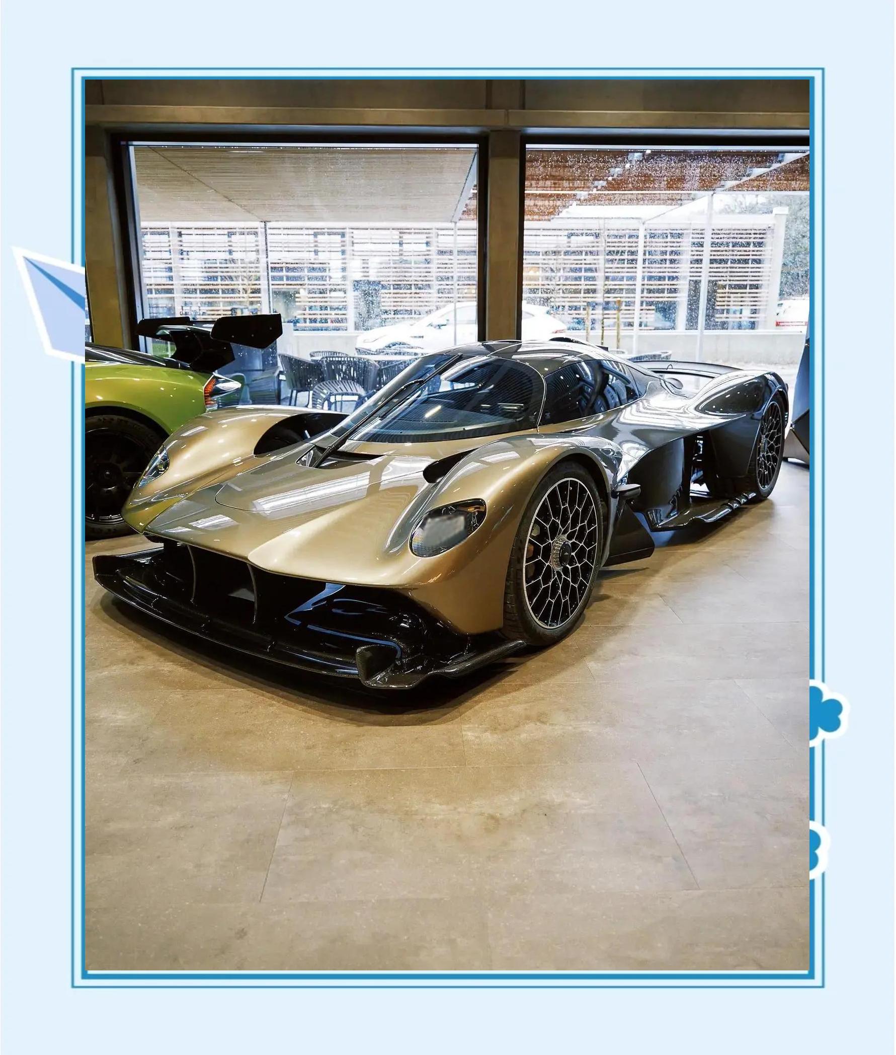 阿斯顿马丁碾压红牛车队，塞恩斯统治全场